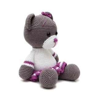 Ursa de saia roxa em amigurumi - Artesanato e Personalizados