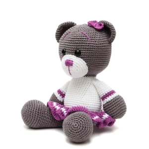 Ursa de saia roxa em amigurumi - Artesanato e Personalizados