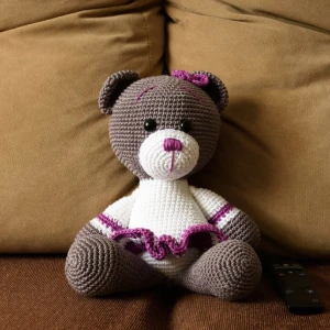 Ursa de saia roxa em amigurumi - Artesanato e Personalizados