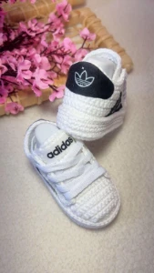 Adidas de Crochê para Bebê - Artesanato e Personalizados
