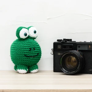 Sapo bola em amigurumi - Artesanato e Personalizados