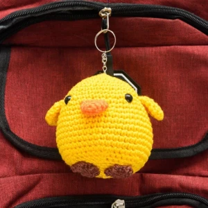 Chaveiro Pintinho amarelo em amigurumi - Artesanato e Personalizados