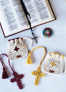 Kit Marcador de Bíblia e Saquinho em Crochê - Artesanato e Personalizados