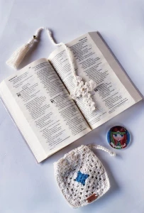 Kit Marcador de Bíblia e Saquinho em Crochê - Artesanato e Personalizados