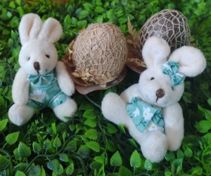 Casal de Mini Coelhinhos com 2 ovos de juta - Artesanato e Personalizados