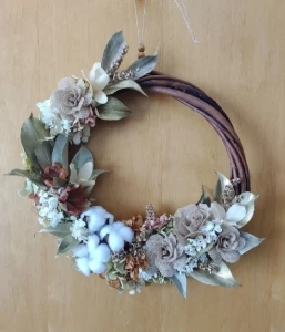 Guirlanda Rustica com Flores de Juta (Diâmetro 40 cm) - Artesanato e Personalizados