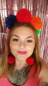 Tiara Coroa de Pompons Grandes - Artesanato e Personalizados
