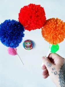 Tiara Coroa de Pompons Grandes - Artesanato e Personalizados