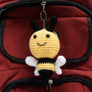 Chaveiro de abelha em amigurumi - Artesanato e Personalizados