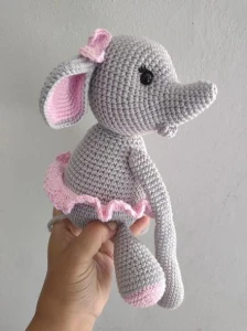 Amigurumi Elefante Menina - Crochê - Artesanato e Personalizados