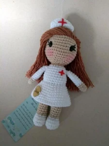 Amigurumi Boneca Enfermeira - Artesanato e Personalizados
