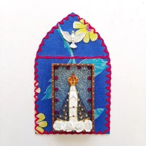 Capelinha de Chita Bordada "N. S. Aparecida" - Artesanato e Personalizados