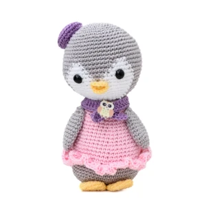 Pinguim com Vestido Rosa e Boina Lilás em Crochê Amigurumi - Artesanato e Personalizados