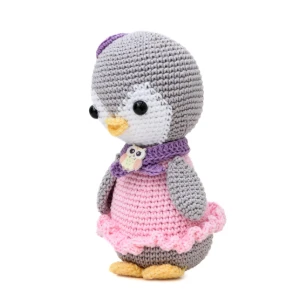 Pinguim com Vestido Rosa e Boina Lilás em Crochê Amigurumi - Artesanato e Personalizados