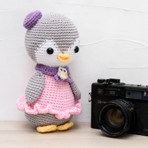 Pinguim com Vestido Rosa e Boina Lilás em Crochê Amigurumi - Artesanato e Personalizados