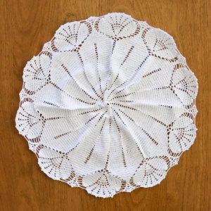 Toalhinha em crochê Tulipas 50 cm - Artesanato e Personalizados