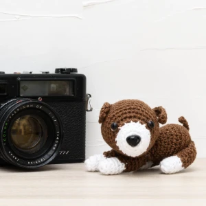 Mini Cachorro Marrom e Branco em Amigurumi - Artesanato e Personalizados