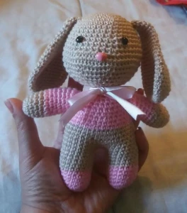 Coelhinha Amigurumi - Artesanato e Personalizados