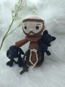 São Francisco de Assis Amigurumi com cachorrinho e gatinho - Artesanato e Personalizados