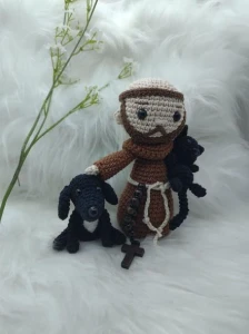 São Francisco de Assis Amigurumi com cachorrinho e gatinho - Artesanato e Personalizados