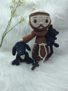 São Francisco de Assis Amigurumi com cachorrinho e gatinho - Artesanato e Personalizados
