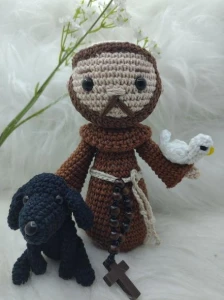 São Francisco de Assis Amigurumi com cachorrinho e gatinho - Artesanato e Personalizados
