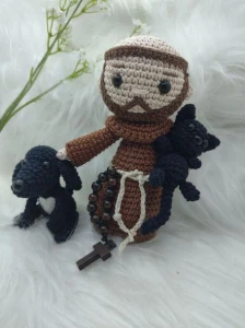 São Francisco de Assis Amigurumi com cachorrinho e gatinho - Artesanato e Personalizados