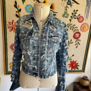 Jaqueta Jeans Customizada à Mão