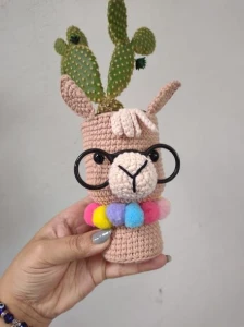 Cachepô para cactos e suculentas Lhama em crochê - Artesanato e Personalizados