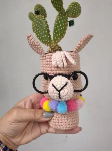 Cachepô para cactos e suculentas Lhama em crochê - Artesanato e Personalizados