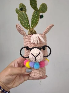 Cachepô para cactos e suculentas Lhama em crochê - Artesanato e Personalizados