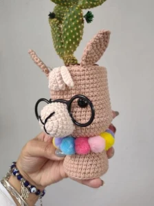 Cachepô para cactos e suculentas Lhama em crochê - Artesanato e Personalizados