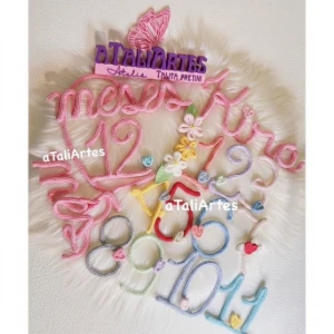 Kit Mêsversário números com corações + Nome em tricotin - Artesanato e Personalizados