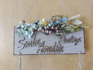 Placa com Flores Secas - Sonhe, Acredite e Realize - Artesanato e Personalizados