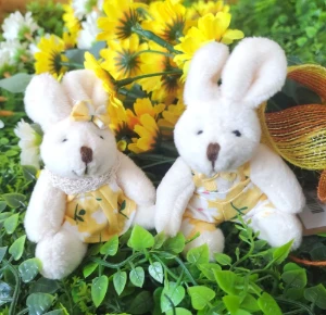 Casal de Coelhos de Pelúcia com Roupa Amarela - 10 cm - Artesanato e Personalizados