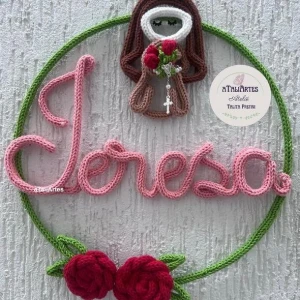 Porta Maternidade Guirlanda Santa Teresinha em Tricotin - Artesanato e Personalizados