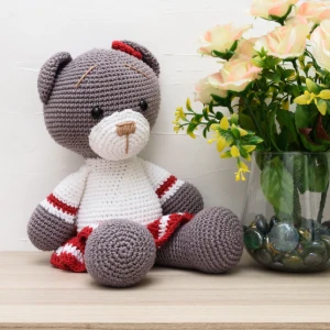 Ursa de Saia Vermelha em Amigurumi - Artesanato e Personalizados