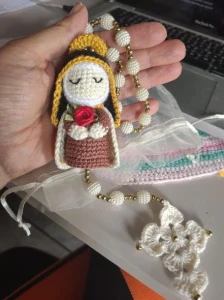 Terço de Crochê com Mini Santinha - Artesanato e Personalizados