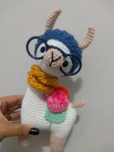 Amigurumi Lhama em Crochê com cachecol em tricô - Artesanato e Personalizados