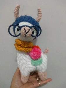 Amigurumi Lhama em Crochê com cachecol em tricô - Artesanato e Personalizados