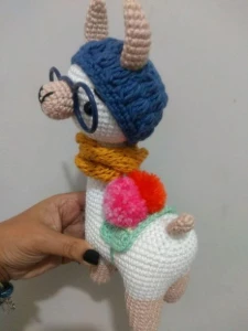 Amigurumi Lhama em Crochê com cachecol em tricô - Artesanato e Personalizados