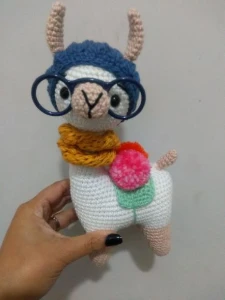Amigurumi Lhama em Crochê com cachecol em tricô - Artesanato e Personalizados
