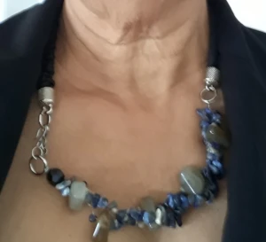 Colar Sodalita com Cordões de Algodão - Artesanato e Personalizados