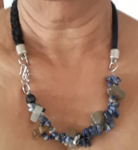 Colar Sodalita com Cordões de Algodão - Artesanato e Personalizados