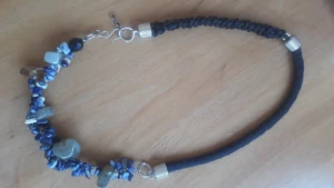 Colar Sodalita com Cordões de Algodão - Artesanato e Personalizados
