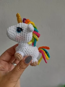 Mini unicórnio em crochê - Artesanato e Personalizados