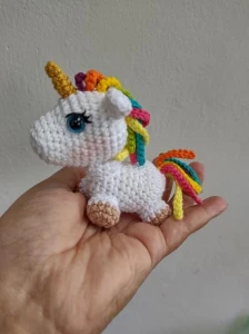 Mini unicórnio em crochê - Artesanato e Personalizados