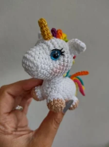 Mini unicórnio em crochê - Artesanato e Personalizados