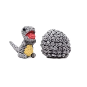 Ovo com filhote de dinossauro cinza em amigurumi - Artesanato e Personalizados