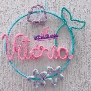 Porta Maternidade Guirlanda Sereia em Tricotin - Artesanato e Personalizados